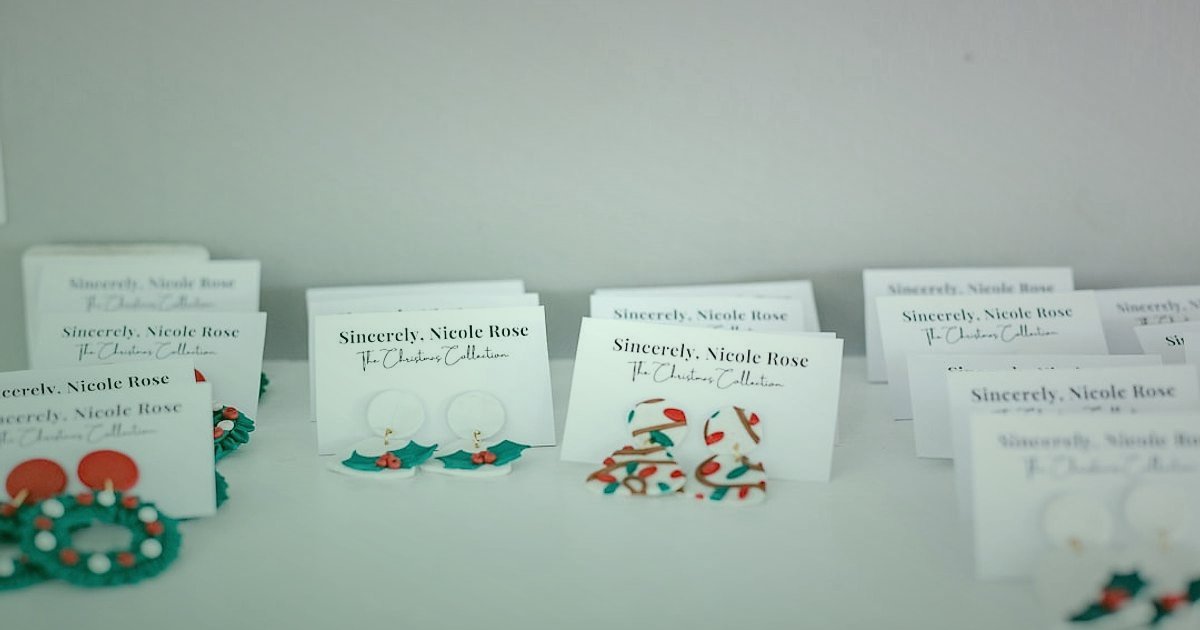 Stoksuz Gümüş Takı Satışında Süreklilik: 2026 Tedarik Zinciri Stratejileri - festive holiday themed jewelry collection display