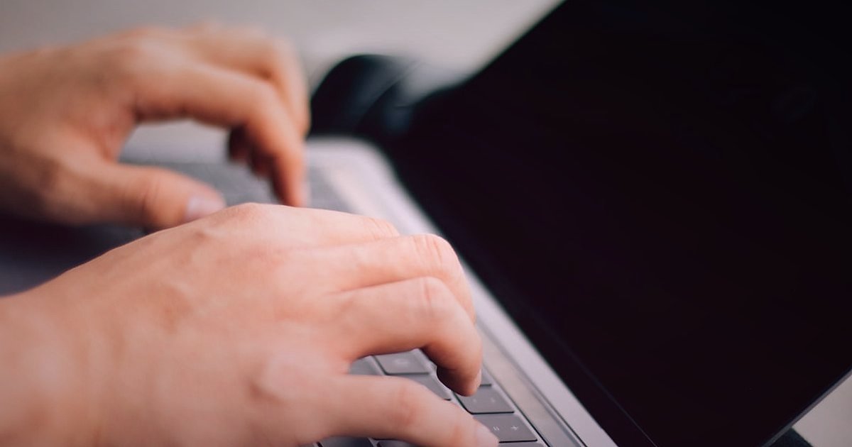Stoksuz Satış Rehberi 2026: Dropshipping ile E-Ticarette Yeni Nesil Başarı - close-up shot of hands typing on a modern laptop keyboard