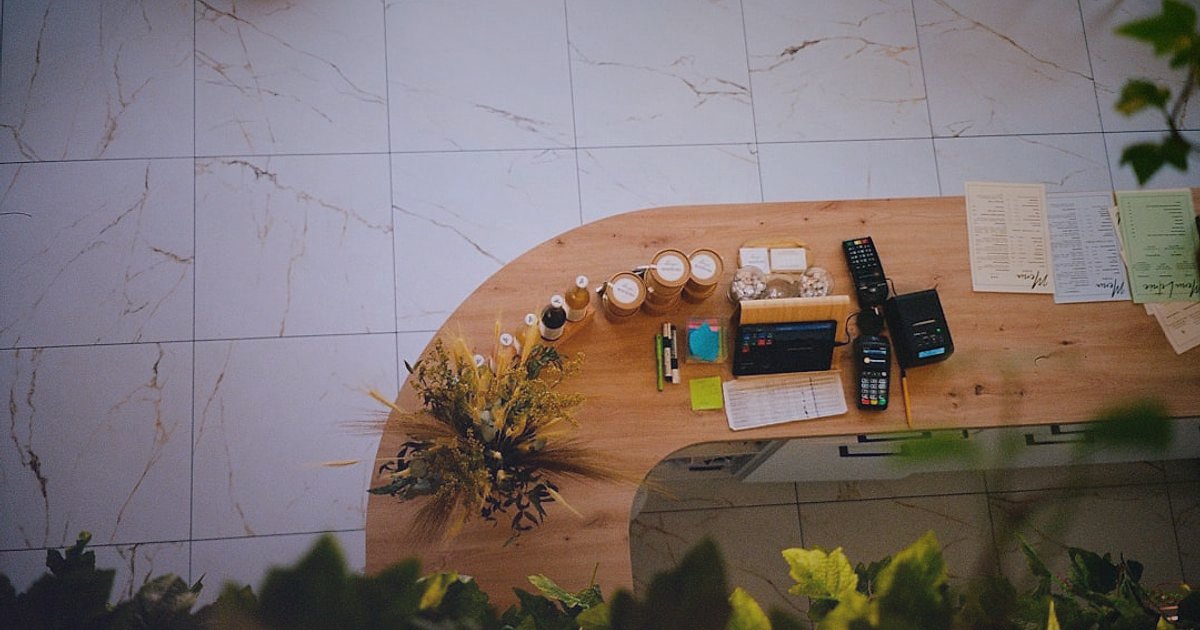 Stoksuz Satış Rehberi 2026: Dropshipping ile E-Ticarette Yeni Nesil Başarı - overhead view of a desk with various product samples and a laptop