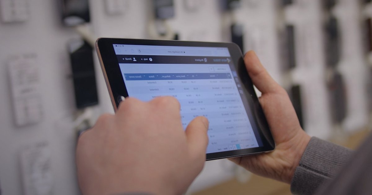 Stoksuz Satış Rehberi 2026: Dropshipping ile E-Ticarette Yeni Nesil Başarı - warehouse manager checking inventory on a tablet device
