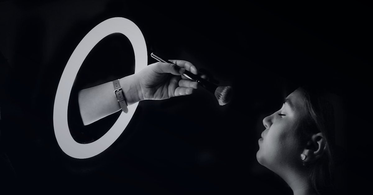 Stoksuz Satış Rehberi 2026: Dropshipping ile E-Ticarette Yeni Nesil Başarı - person creating social media content with a smartphone and ring light