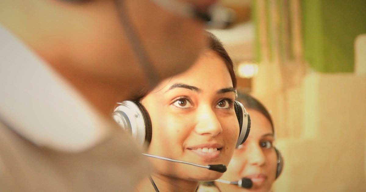 Stoksuz Satış Rehberi 2026: Dropshipping ile E-Ticarette Yeni Nesil Başarı - customer service representative smiling while on a headset