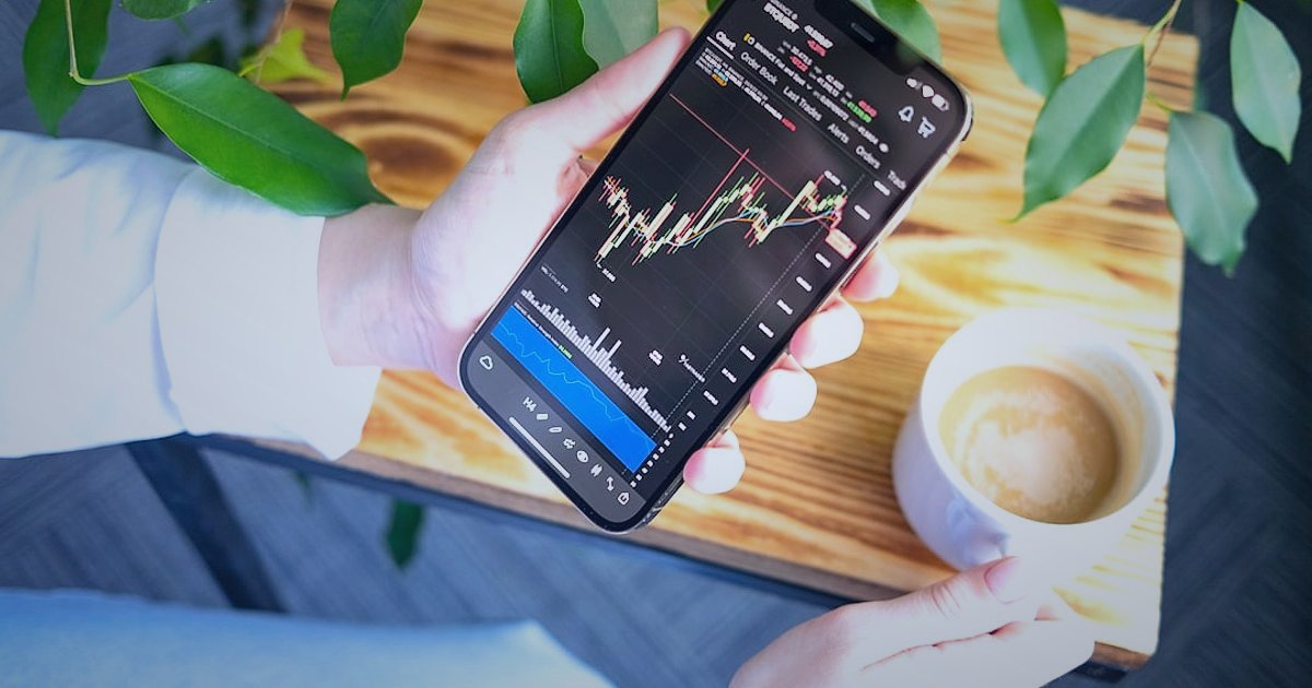 Stoksuz Satış Rehberi 2026: Dropshipping ile Kârınızı 3 Katına Çıkarın! - young entrepreneur holding smartphone analyzing sales graph