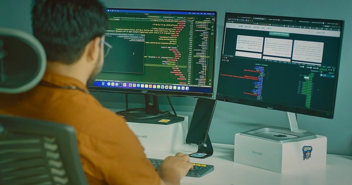 Stoksuz Satış Rehberi 2026: Dropshipping ile Kârınızı 3 Katına Çıkarın! - person using trend analysis software on multiple monitors