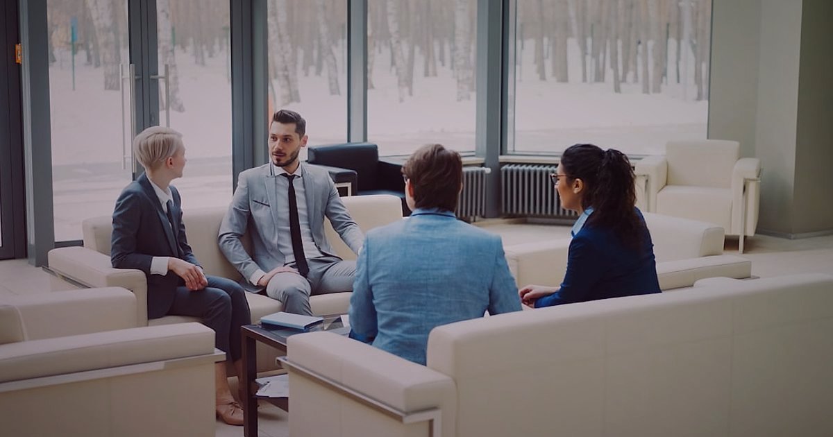 Stoksuz Satış Rehberi 2026: Dropshipping ile Kârınızı 3 Katına Çıkarın! - handshake between two business people in a modern office