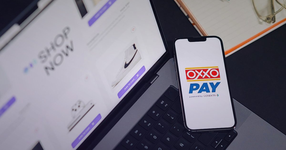 Stoksuz Satış Rehberi 2026: Dropshipping ile Kârınızı 3 Katına Çıkarın! - split screen showing a branded ecommerce website and a bustling online marketplace interface