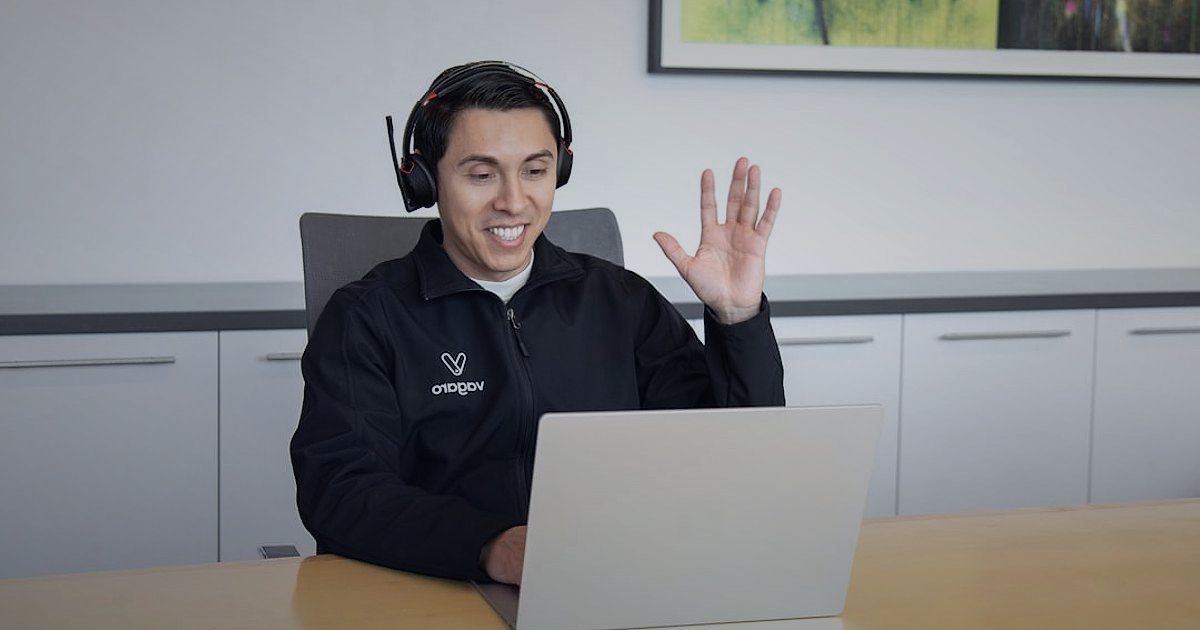 Stoksuz Satış Rehberi 2026: Dropshipping ile Kârınızı 3 Katına Çıkarın! - customer service representative smiling while on a headset in a call center