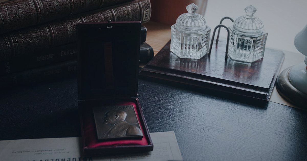 Stoksuz Satış Rehberi 2026: Dropshipping ile Kârınızı 3 Katına Çıkarın! - legal documents and a stamp on a wooden desk