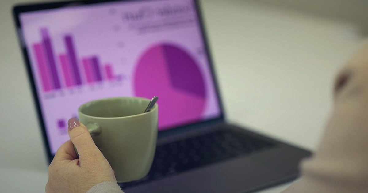 Stoksuz Satış Rehberi 2026: Dropshipping ile Kârınızı Maksimize Edin! - woman analyzing sales charts laptop screen