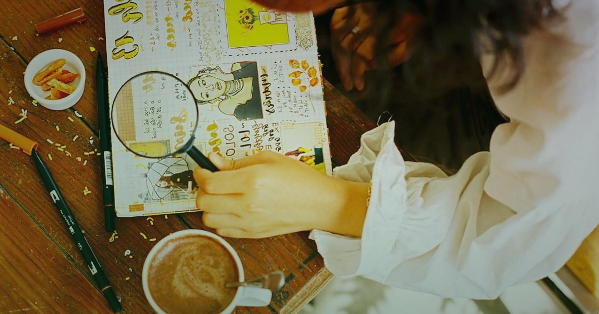 Stoksuz Satış Rehberi 2026: Dropshipping ile Kârınızı Maksimize Edin! - woman using magnifying glass on market trend graph