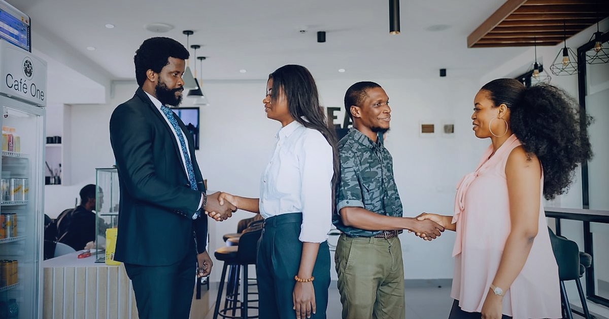 Stoksuz Satış Rehberi 2026: Dropshipping ile Kârınızı Maksimize Edin! - handshake agreement over product samples table