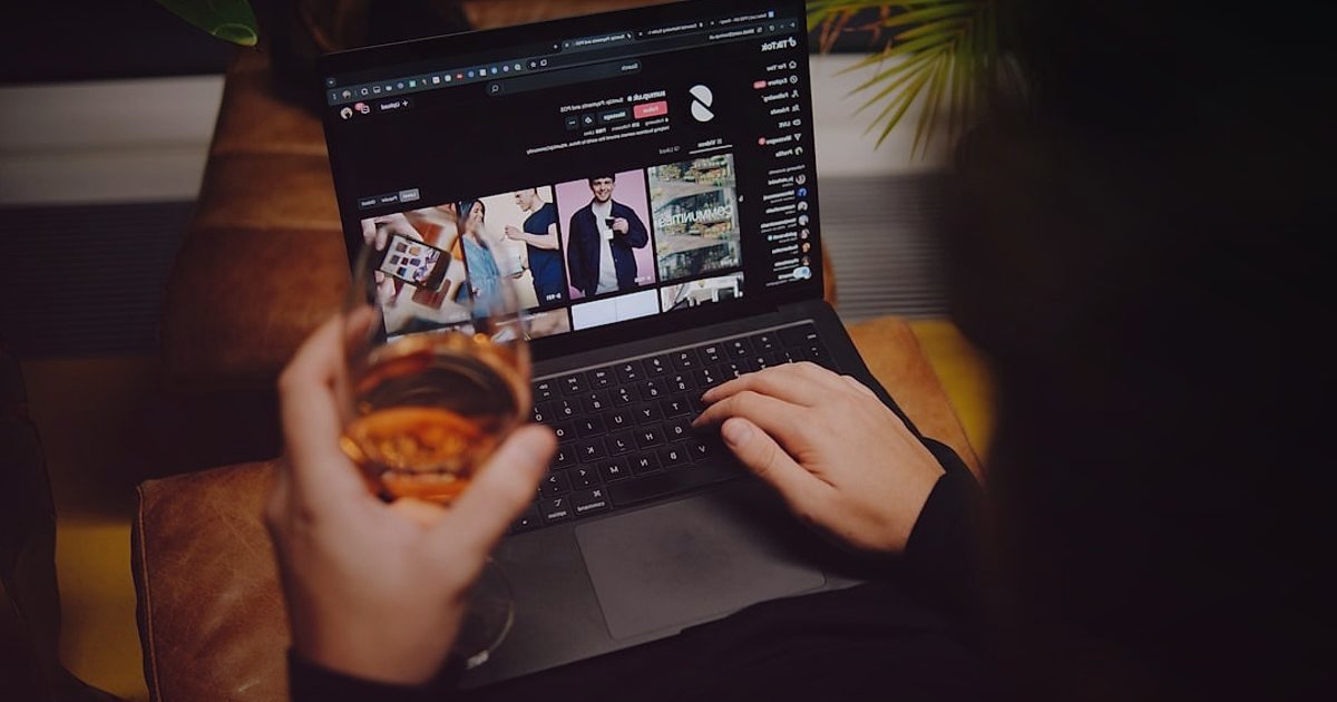 Stoksuz Satış Rehberi 2026: Dropshipping ile Kârınızı Maksimize Edin! - person creating social media content on laptop