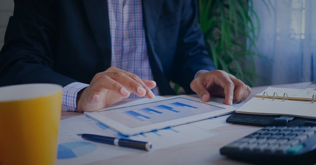 Stoksuz Satış Rehberi 2026: Dropshipping ile Kârınızı Maksimize Edin! - person reviewing financial reports spreadsheet