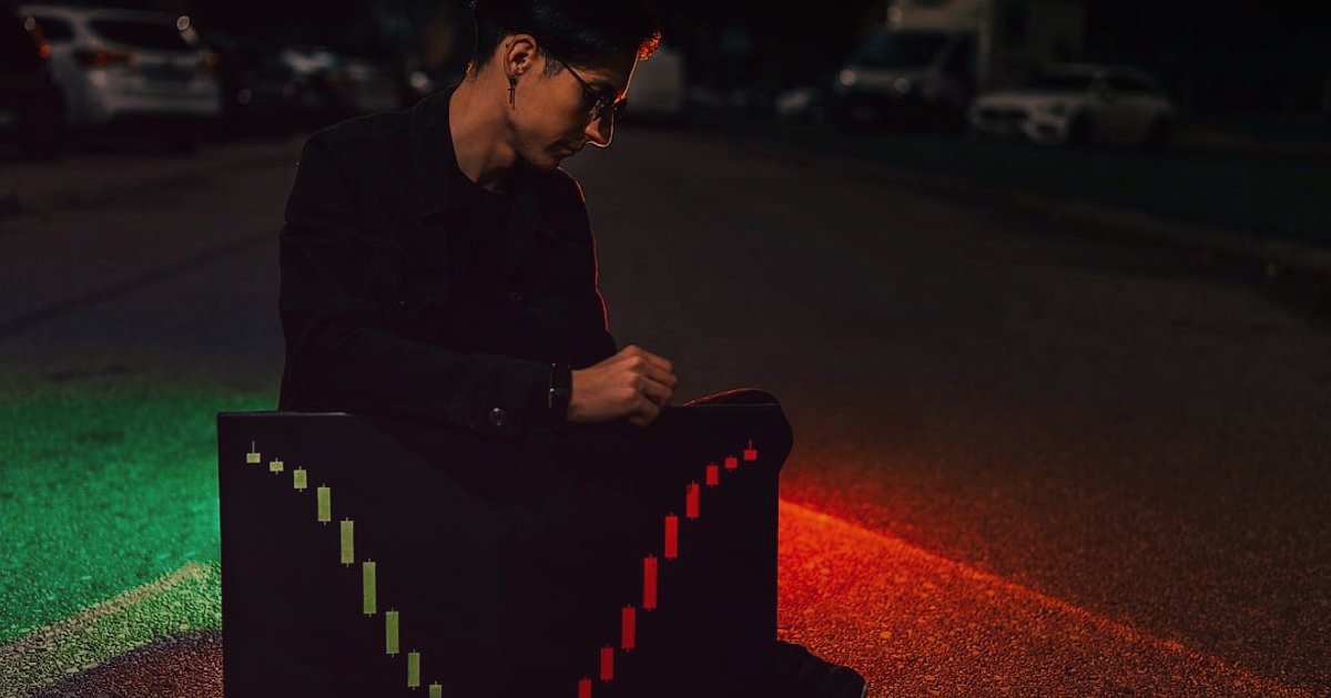 Stoksuz Satış Rehberi 2026: Dropshipping ile Kârınızı Maksimize Edin! - person confidently looking at glowing success graph