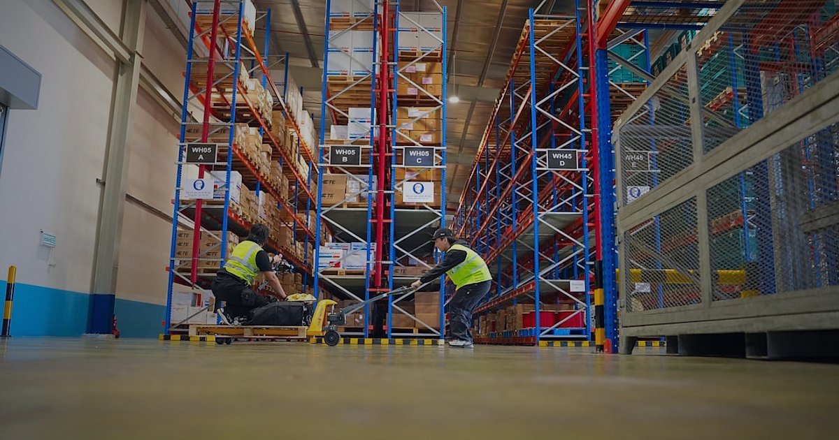 Stoksuz Satış Rehberi 2026: Sıfır Sermaye ile E-Ticaret Başlangıcı - hands shaking over a contract with warehouse in background