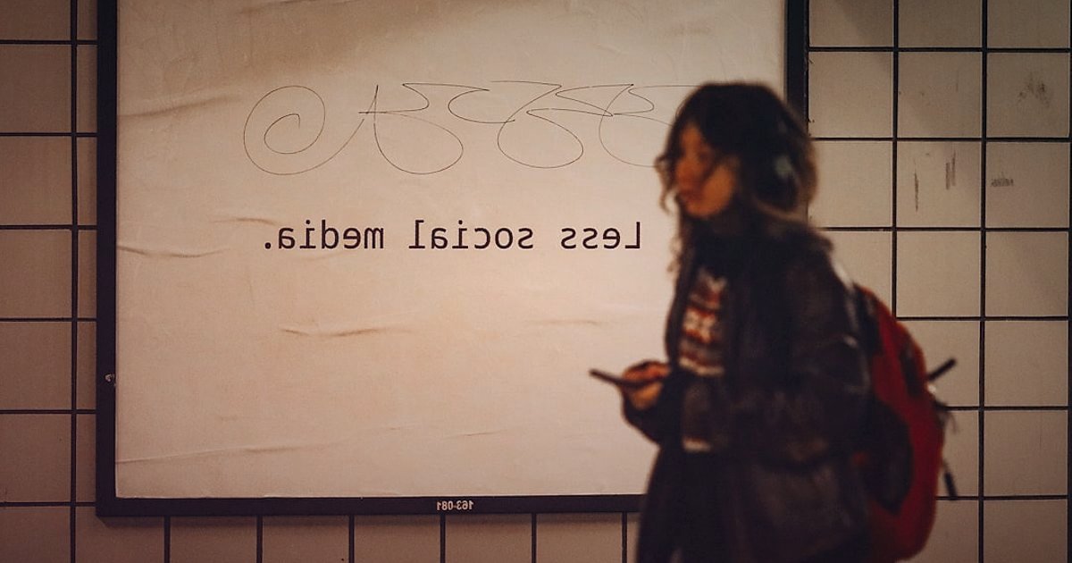 Stoksuz Satış Rehberi 2026: Sıfır Sermaye ile E-Ticaret Başlangıcı - social media feed with ads and product images