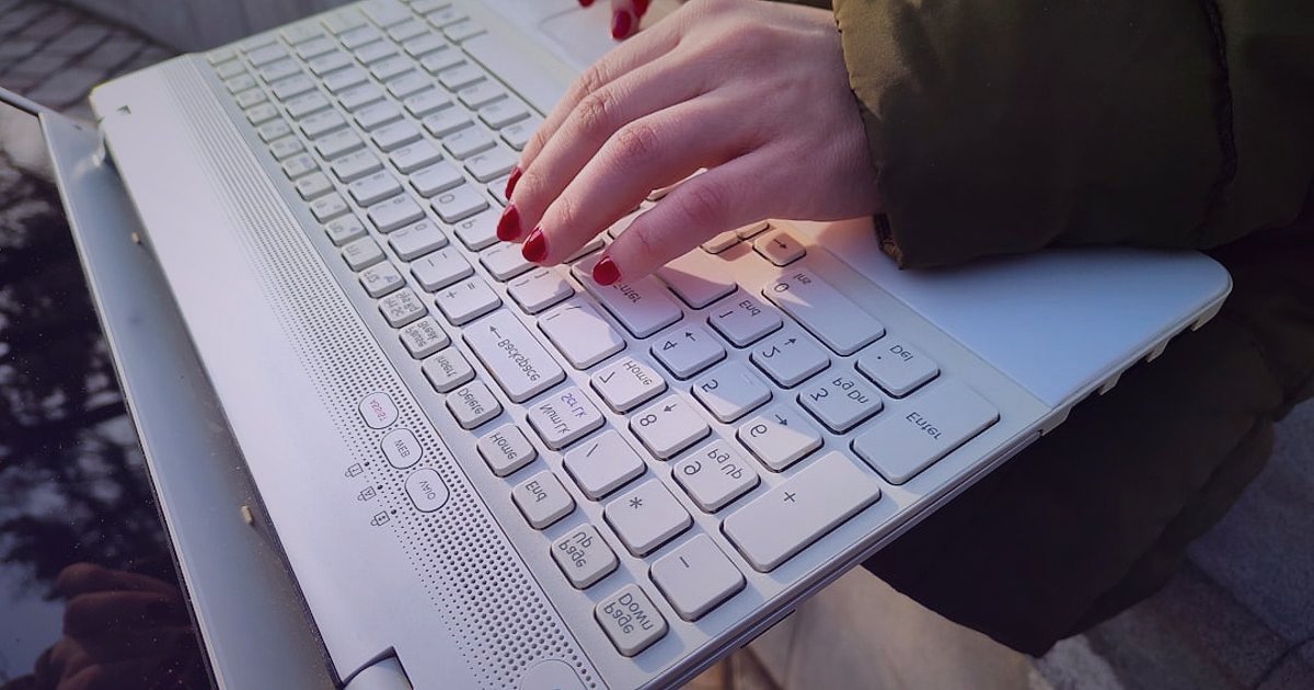 Stoksuz Satış Rehberi 2026: Sıfır Sermaye ile E-Ticaret Başlangıcı - person using laptop with order management dashboard