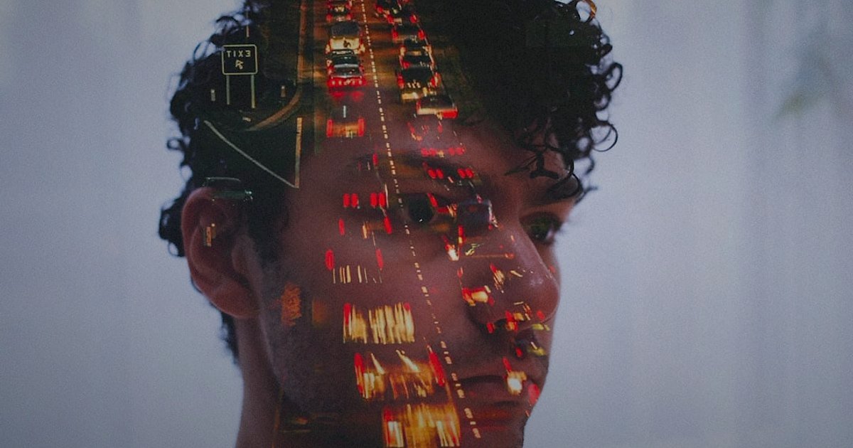 Stoksuz Satış Rehberi 2026: Sıfır Sermaye ile E-Ticaret Başlangıcı - futuristic cityscape with interconnected digital network