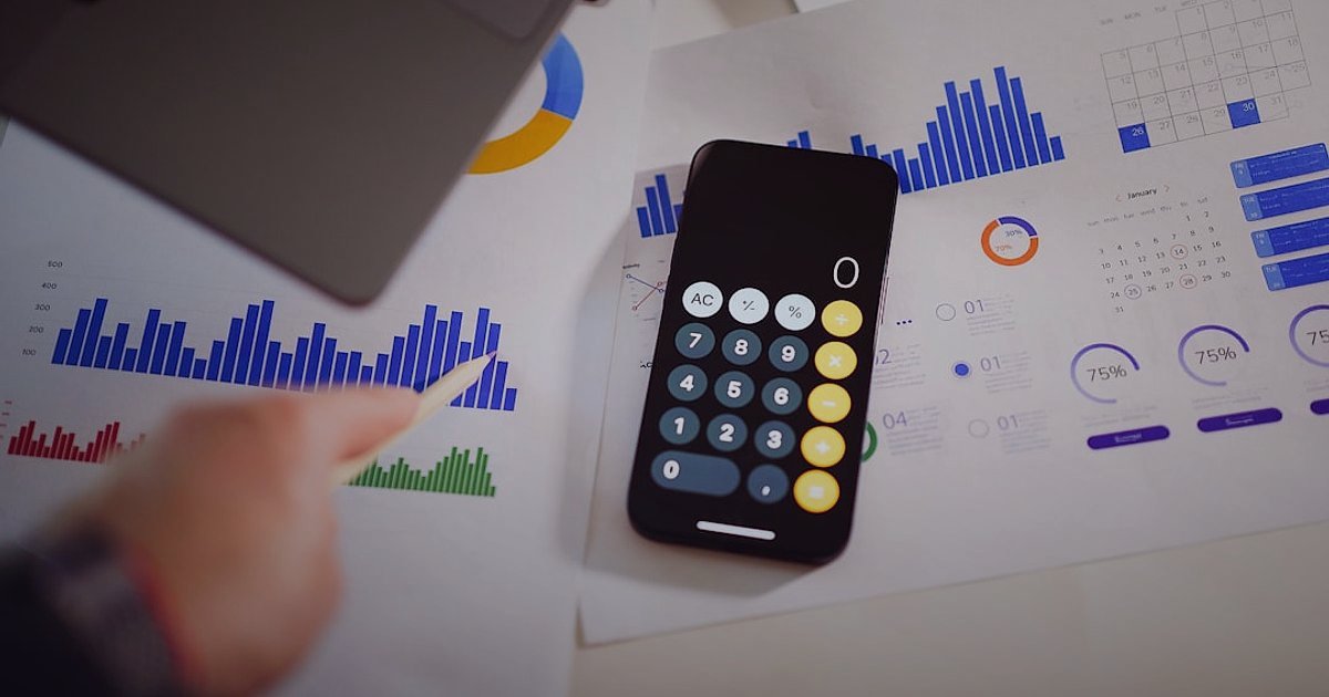Takı ve Aksesuar Dropshipping 2026: Kâr Marjı ve Fiyatlandırma Stratejileri - calculator with financial charts and jewelry pieces
