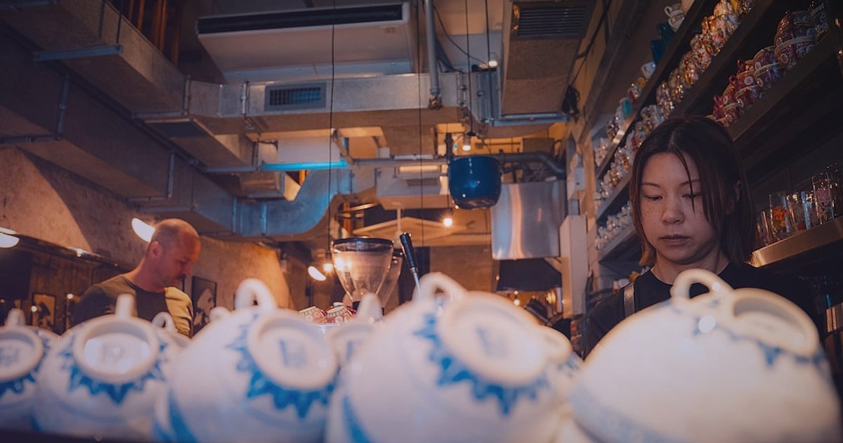Takı ve Aksesuar Dropshipping 2026: Kâr Marjı ve Fiyatlandırma Stratejileri - person arranging price tags on display shelves