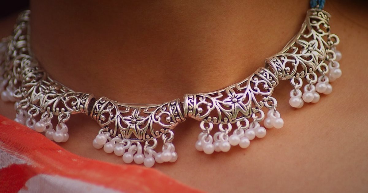 Takı ve Aksesuar Dropshipping 2026: Kâr Marjı ve Fiyatlandırma Stratejileri - close-up of intricate handcrafted silver necklace