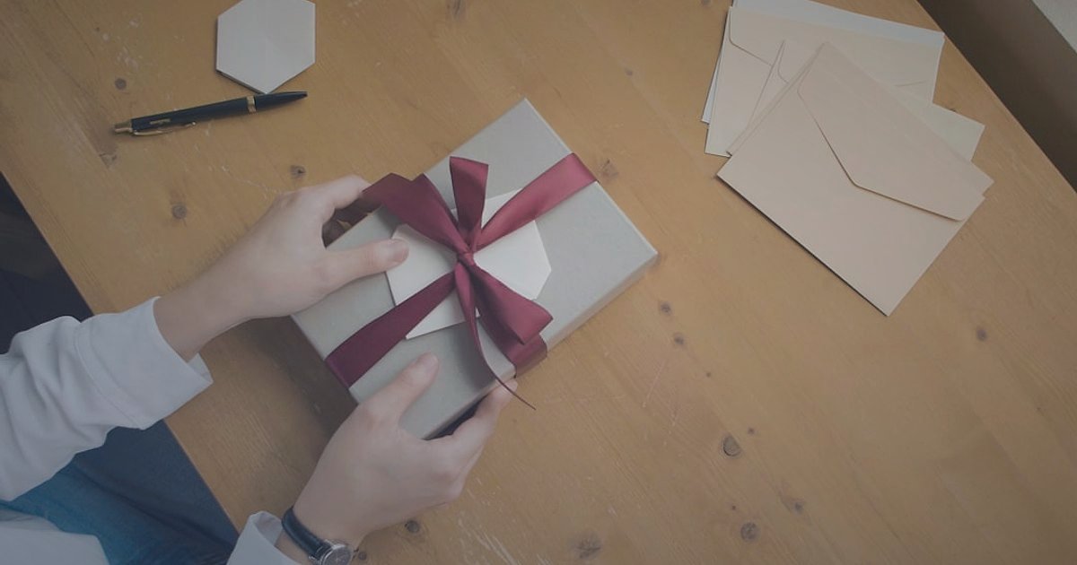 Takı ve Aksesuar Dropshipping 2026: Kâr Marjı ve Fiyatlandırma Stratejileri - person carefully unboxing a jewelry gift box