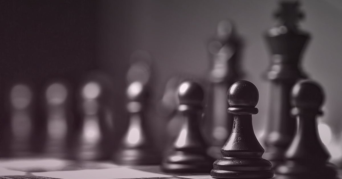 Takı ve Aksesuar Dropshipping 2026: Kâr Marjı ve Fiyatlandırma Stratejileri - chessboard with black and white pieces arranged strategically