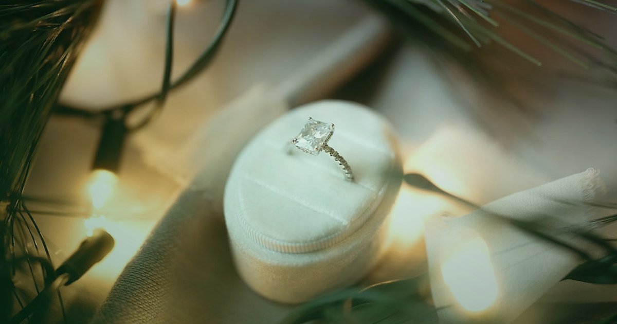 Takı ve Aksesuar Dropshipping 2026: Kâr Marjı ve Fiyatlandırma Stratejileri - sparkling diamond necklace on a velvet cushion