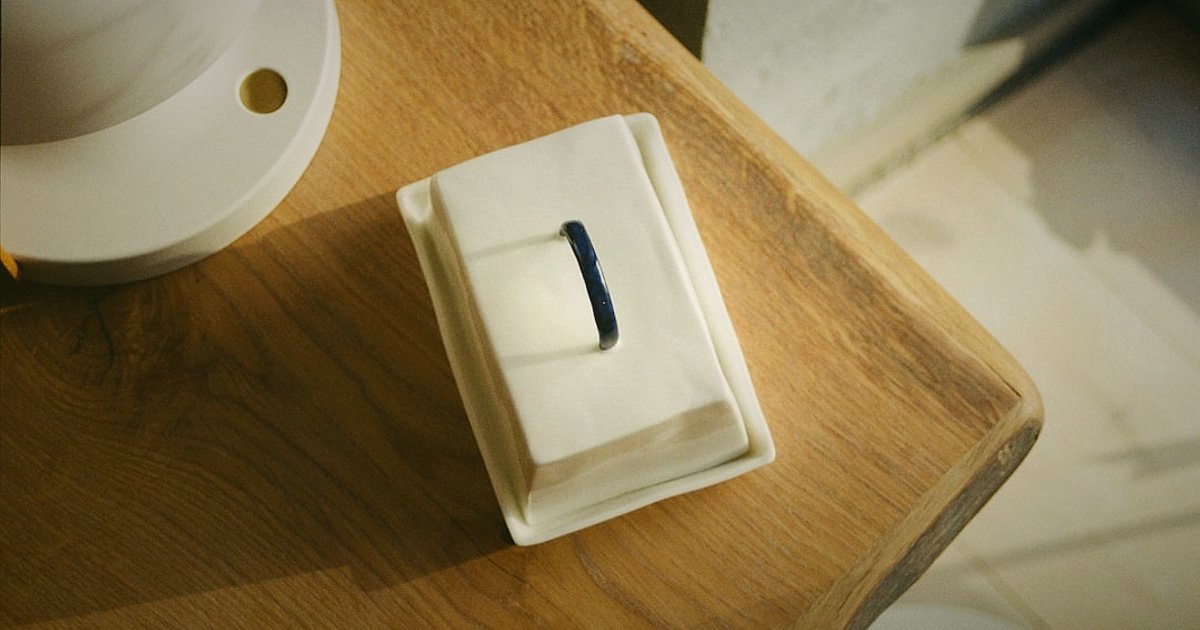 Takı ve Aksesuarda Kargo, Paketleme ve Teslimat: 2026'da Zirveye Çıkın! - elegant jewelry box with soft velvet interior on wooden table