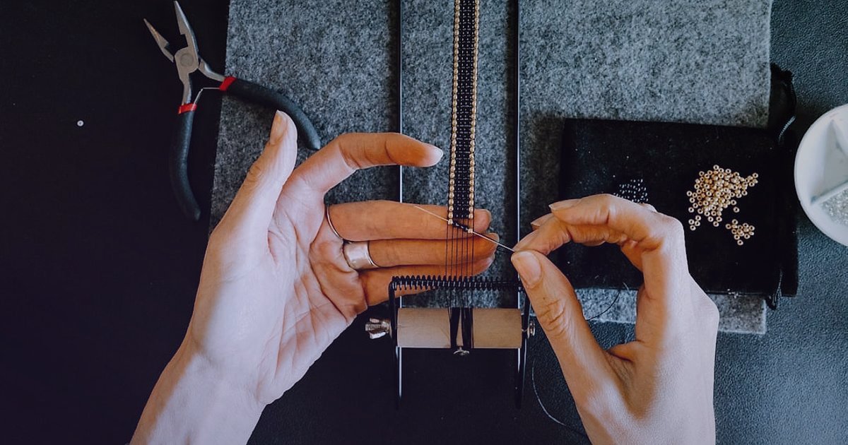 Takı ve Aksesuarda Kargo, Paketleme ve Teslimat: 2026'da Zirveye Çıkın! - hands carefully placing a delicate silver necklace into a small padded box