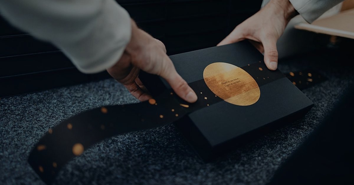 Takı ve Aksesuarda Kargo, Paketleme ve Teslimat: 2026'da Zirveye Çıkın! - hands opening a luxurious gift box revealing sparkling jewelry inside, soft lighting