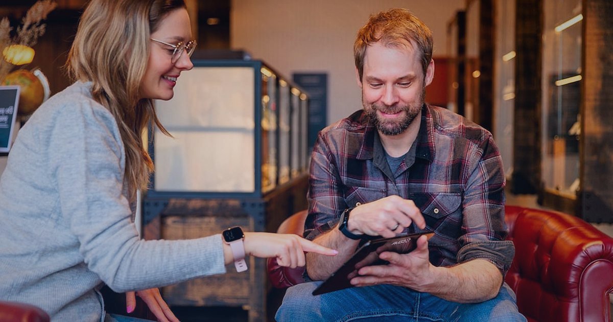 Takı ve Aksesuarda Kargo, Paketleme ve Teslimat: 2026'da Zirveye Çıkın! - customer service agent explaining return policy to a customer holding a small jewelry box