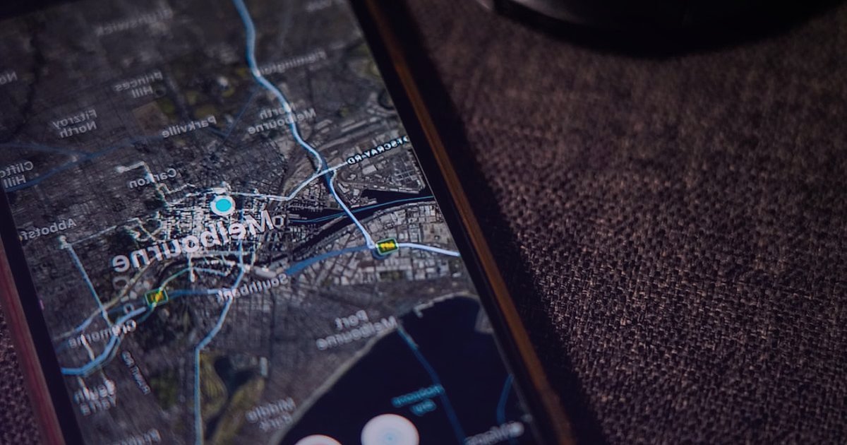 Takı ve Aksesuarda Kargo, Paketleme ve Teslimat: 2026'da Zirveye Çıkın! - close-up of a smartphone screen displaying a real-time package tracking map and delivery status