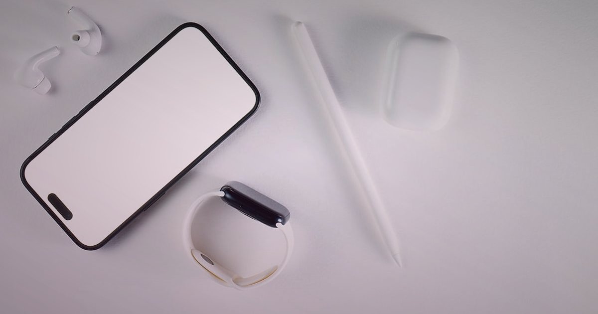 Telefon Aksesuarları İade Yönetimi 2026: Müşteri Memnuniyetiyle Büyüme Stratejileri - diverse smartphone accessories neatly arranged display table