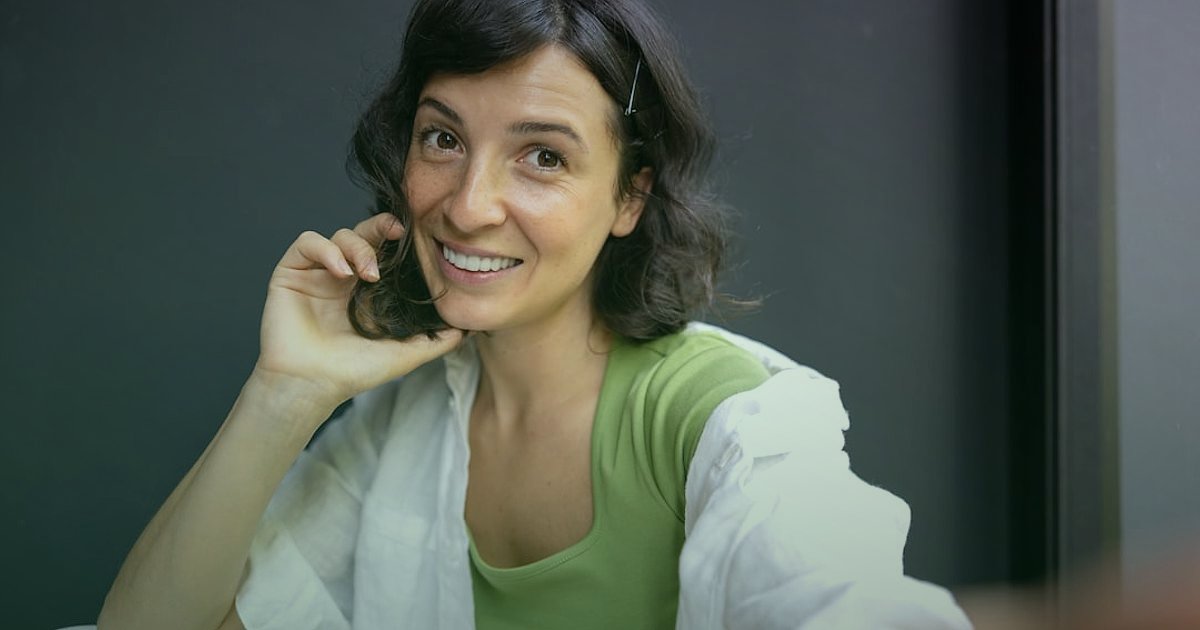 Telefon Aksesuarları İade Yönetimi 2026: Müşteri Memnuniyetiyle Büyüme Stratejileri - customer service representative smiling headset talking on phone