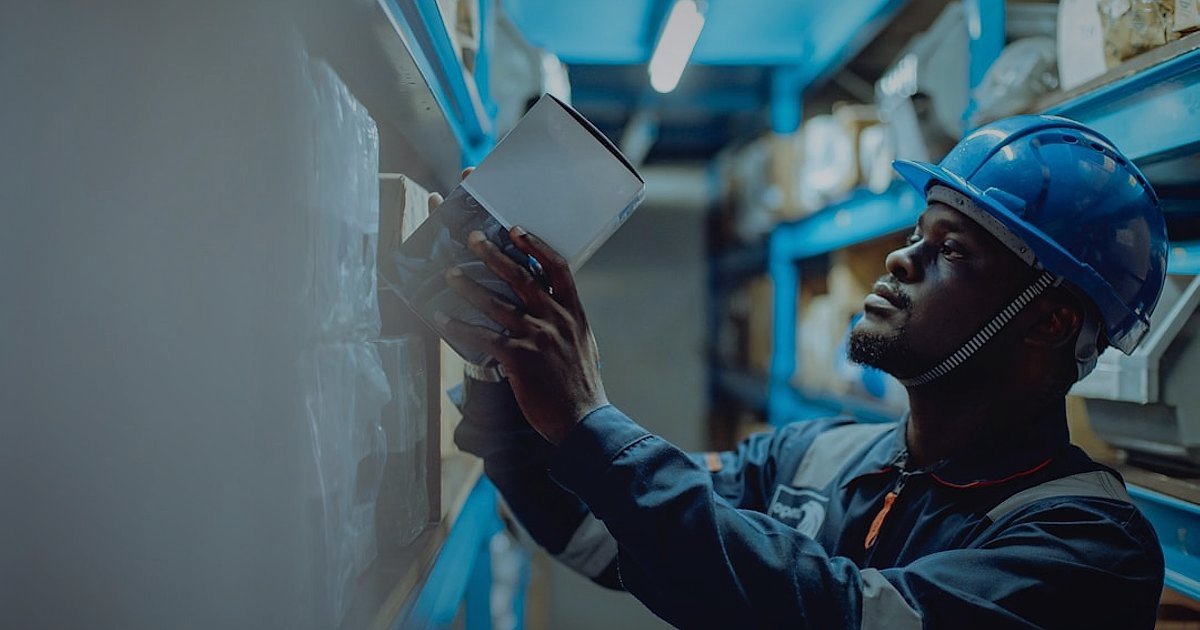 Telefon Aksesuarları İade Yönetimi 2026: Müşteri Memnuniyetiyle Büyüme Stratejileri - warehouse worker checking inventory list on tablet device