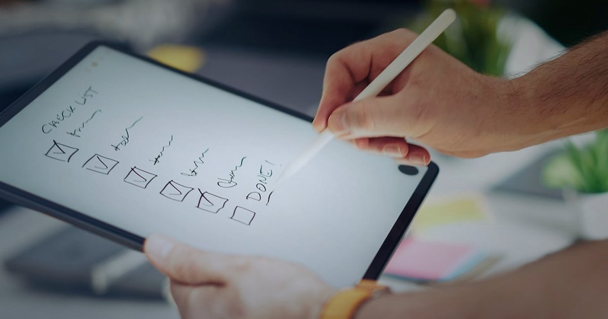 Telefon Aksesuarları İade Yönetimi 2026: Müşteri Memnuniyetiyle Büyüme Stratejileri - person writing review on a tablet device with star ratings