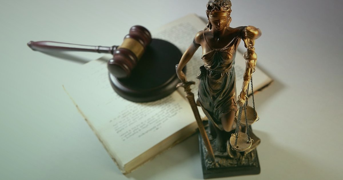 Telefon Aksesuarları İade Yönetimi 2026: Müşteri Memnuniyetiyle Büyüme Stratejileri - legal document with a gavel and scales of justice