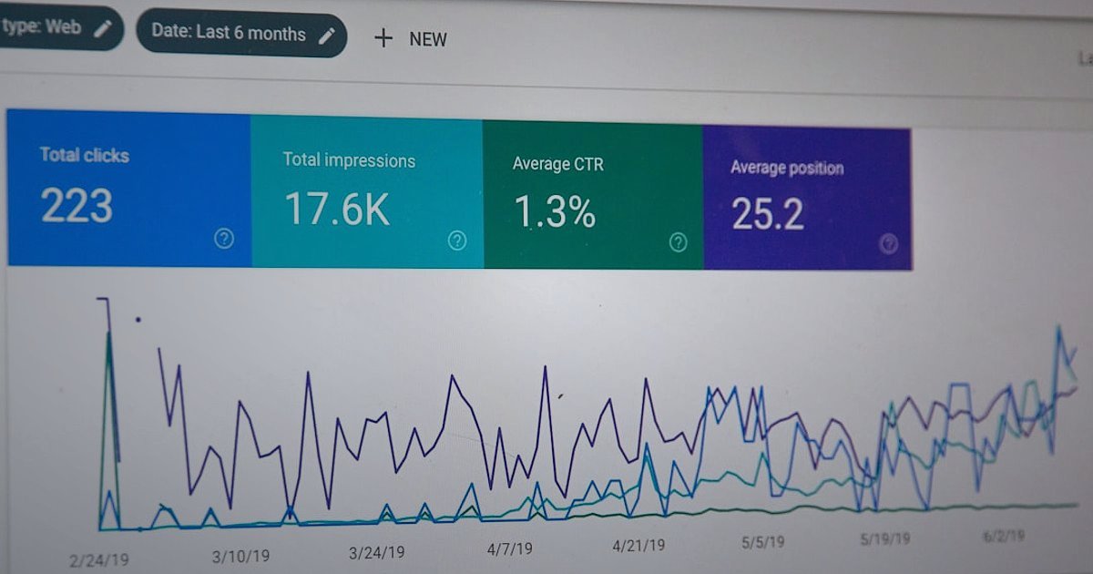 Televizyon Pazarında Farklılaşma Stratejileri: 2026'da Rakiplerden Nasıl Ayrışılır? - price comparison chart on digital display