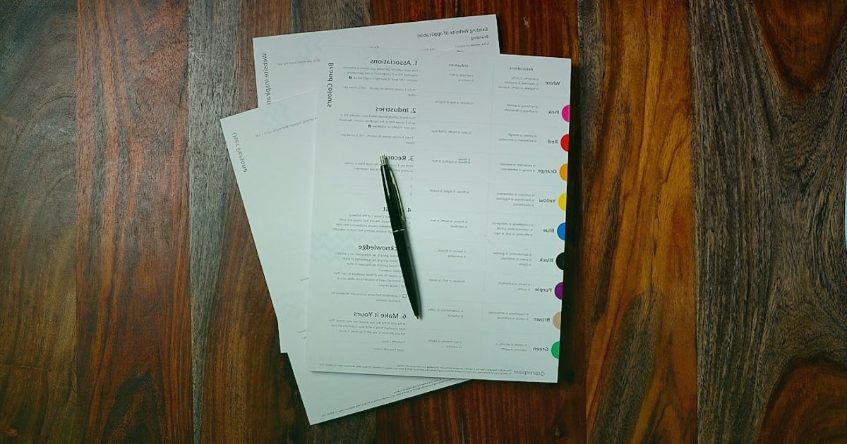 Televizyon Pazarında Farklılaşma Stratejileri: 2026'da Rakiplerden Nasıl Ayrışılır? - customer feedback forms on a desk with pen