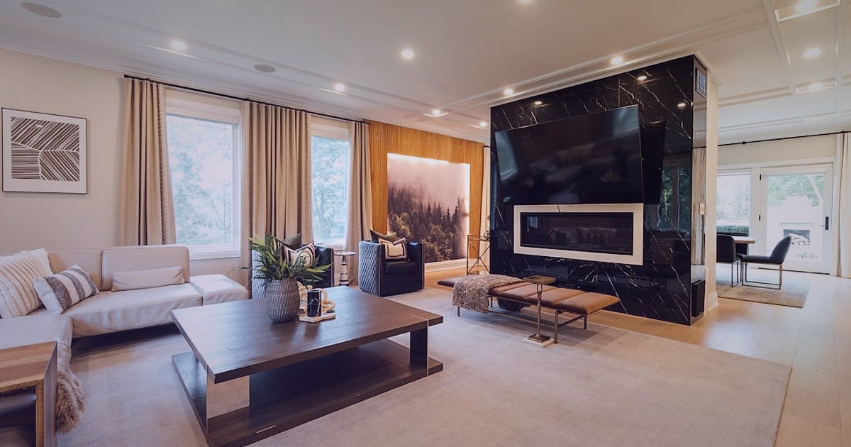 Televizyon Pazarında Farklılaşma Stratejileri: 2026'da Rakiplerden Nasıl Ayrışılır? - modern living room with a large flat-screen TV as focal point