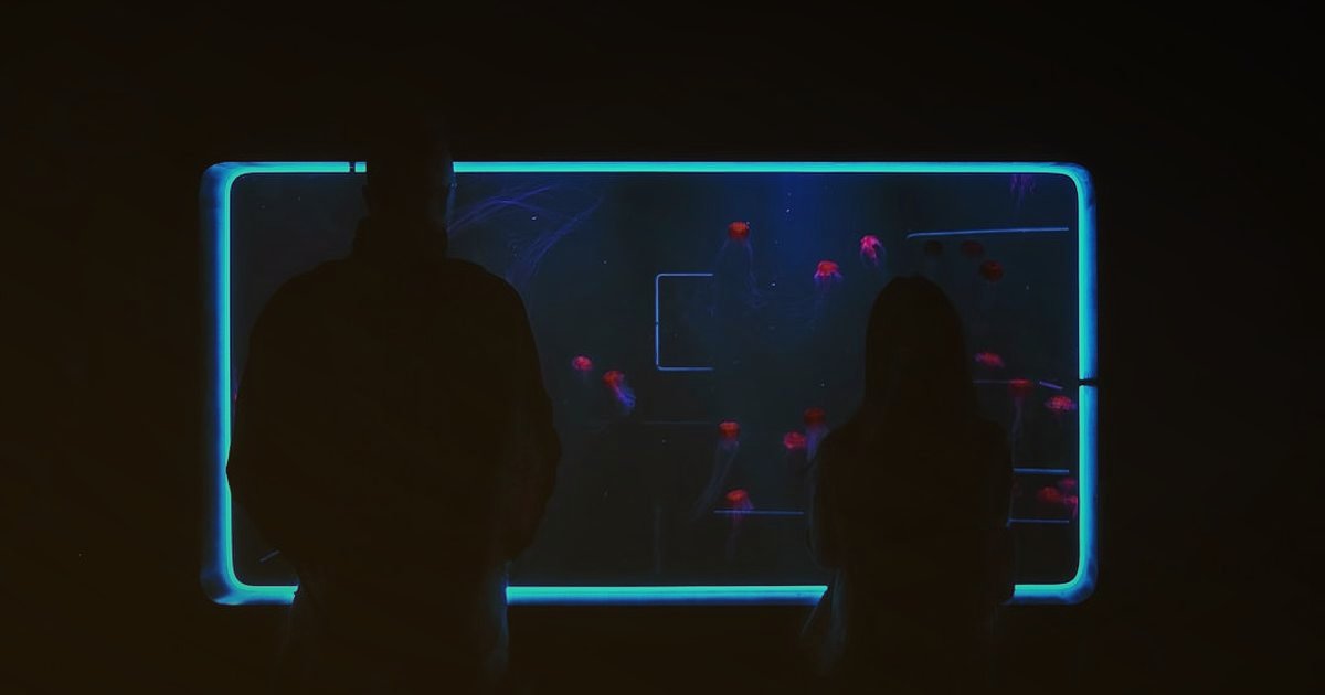 Televizyon Pazarında Farklılaşma Stratejileri: 2026'da Rakiplerden Nasıl Ayrışılır? - futuristic holographic display showing TV screen technology advancements