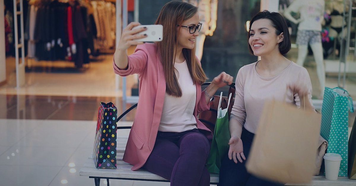 Tesettür Abiye Alıcısının Sırları: 2026'da Kimler Neden Satın Alıyor? - smartphone showing shopping cart formal wear