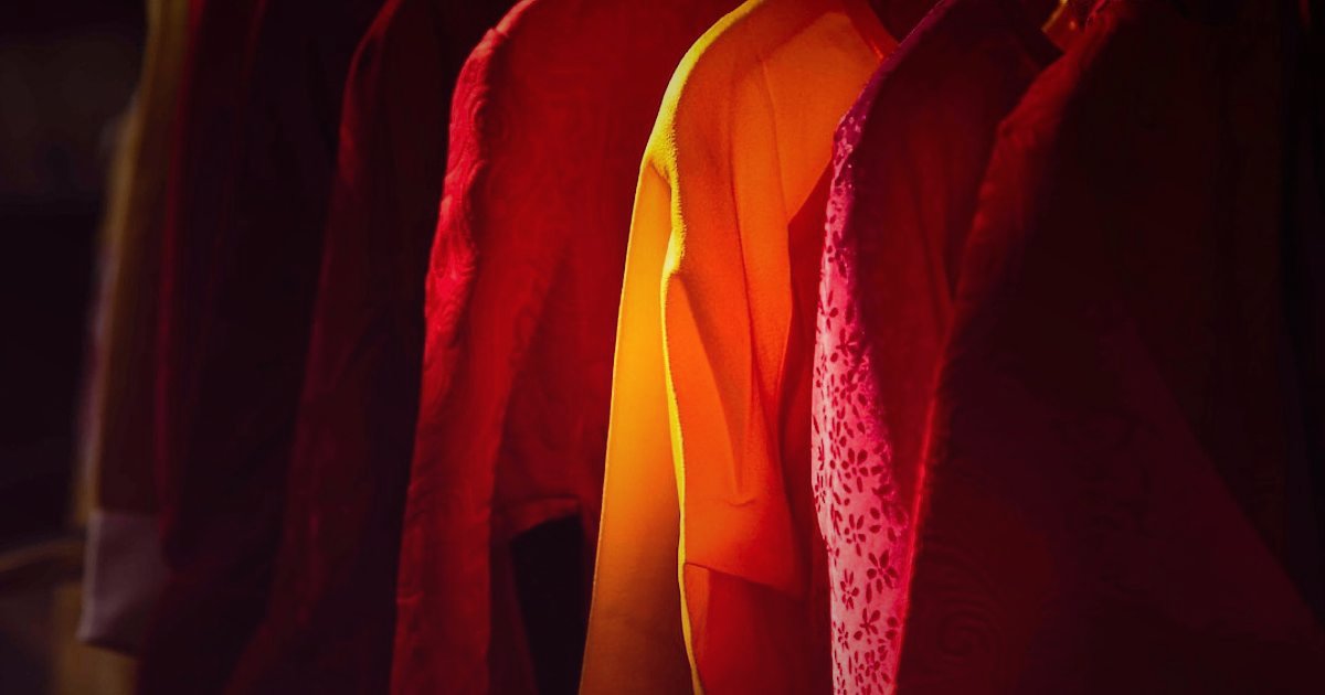 Tesettür Abiye Alıcısının Sırları: 2026'da Kimler Neden Satın Alıyor? - seasonal clothing display autumn colors