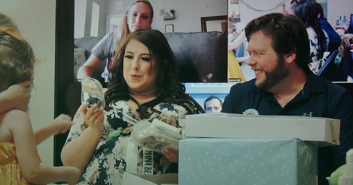 Tesettür Abiye Alıcısının Sırları: 2026'da Kimler Neden Satın Alıyor? - loyal customer receiving beautifully packaged dress