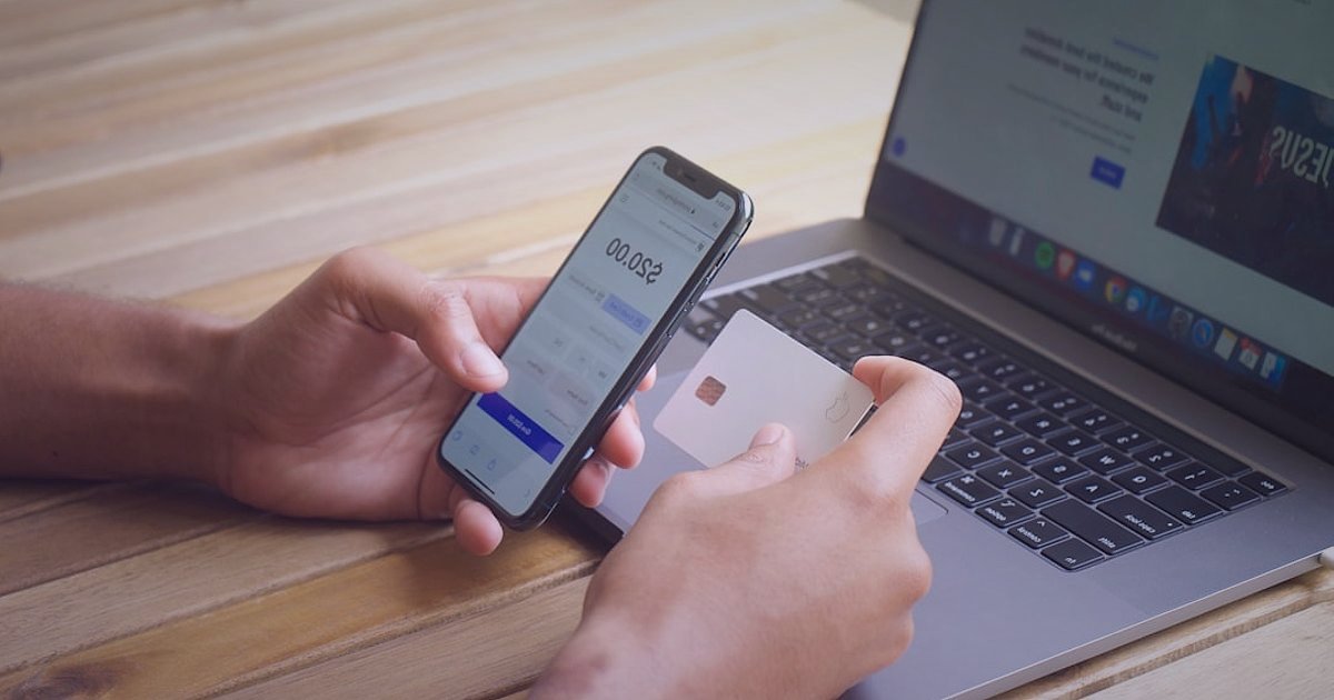 Tesettür Abiye Alıcısının Sırları: 2026'da Kimler Neden Satın Alıyor? - hands holding credit card and smartphone shopping