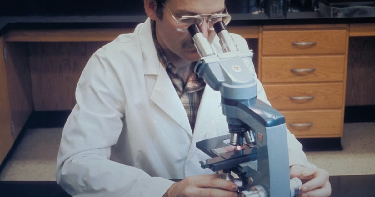 Toptan Hijyenik Ped Tedariği 2026: Dropshipping.gen.tr ile Karlı Bir Başlangıç - laboratory technician examining product samples under microscope