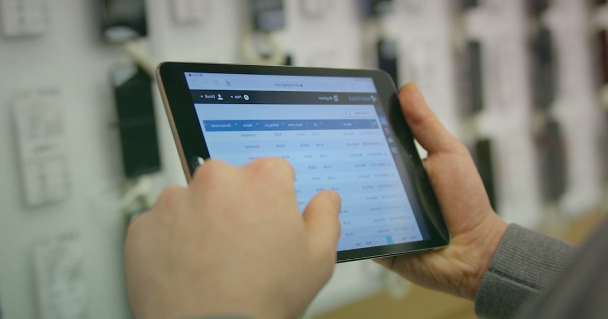 Toptan Hijyenik Ped Tedariği 2026: Dropshipping.gen.tr ile Karlı Bir Başlangıç - person setting up product listings on a tablet screen