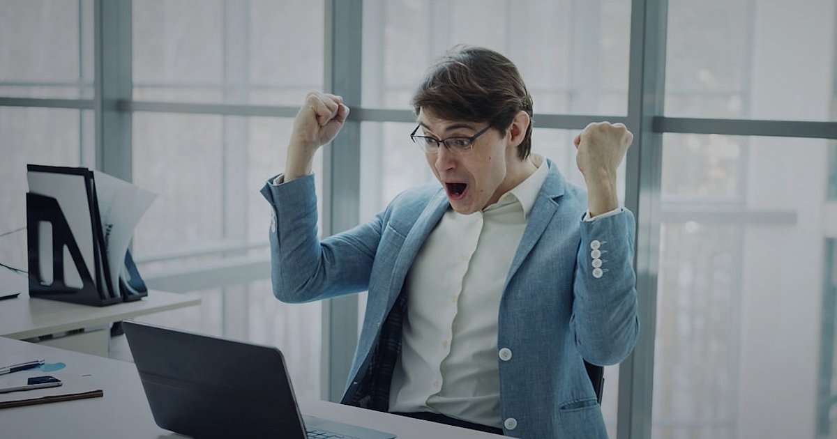Toptan Hijyenik Ped Tedariği 2026: Dropshipping.gen.tr ile Karlı Bir Başlangıç - triumphant business person celebrating success in front of a laptop