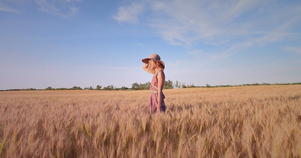 Toptan Temel Gıda Fiyatları 2026: Karlı Bir E-Ticaret Girişimi İçin Rehber - Farmer inspecting a field of ripening wheat under a clear sky